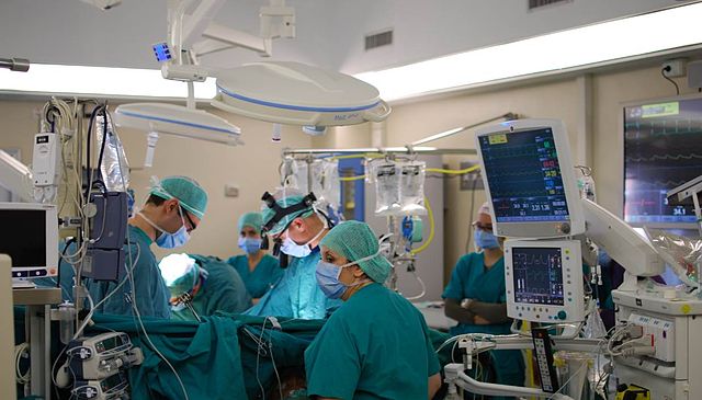 640px-Cardiac_surgery_operating_room
